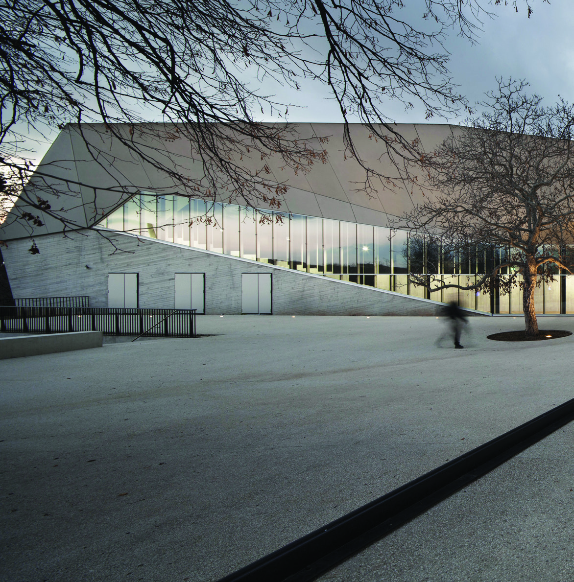 Parvis et façade vitrée de l'Espace culturel du Thiey